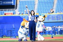 マウンドに上がりマスコットのDB.スターマンとDB.キララの応援を受ける山口陽世。