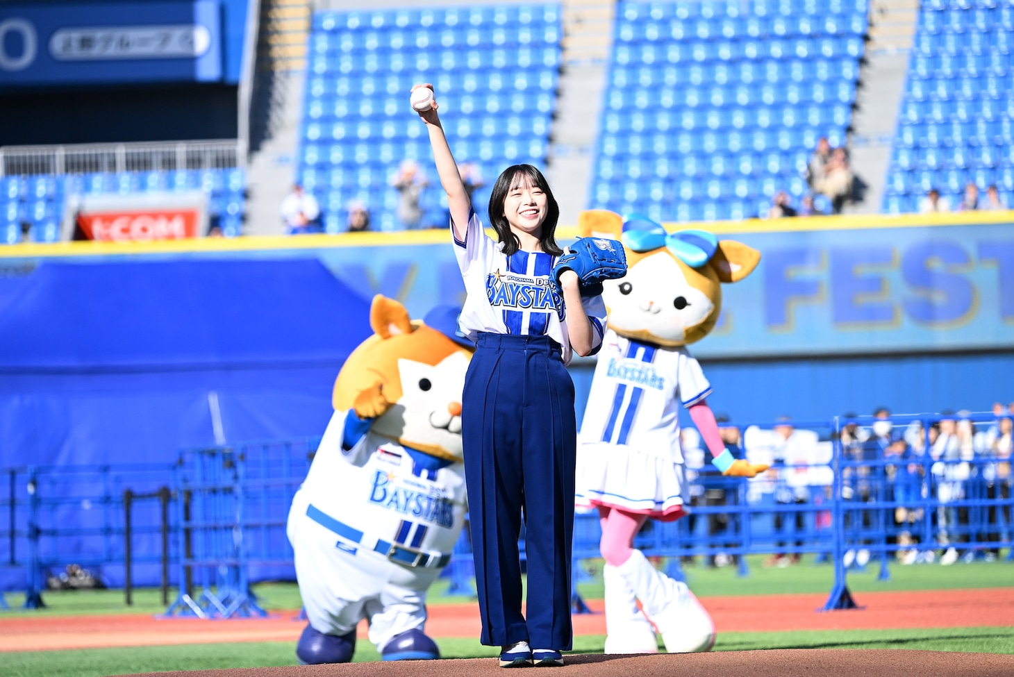 マウンドに上がりマスコットのDB.スターマンとDB.キララの応援を受ける山口陽世。