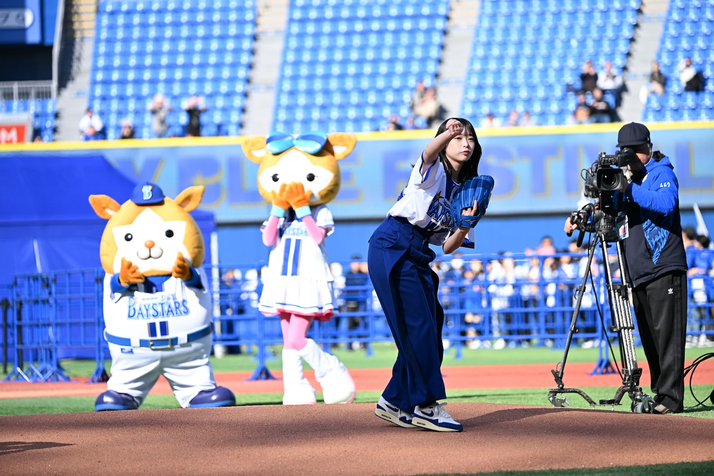 投球を終えた山口陽世。