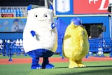 山口陽世の投球を見守ったマスコットのバートとチャピー。