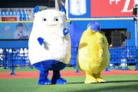 山口陽世の投球を見守ったマスコットのバートとチャピー。