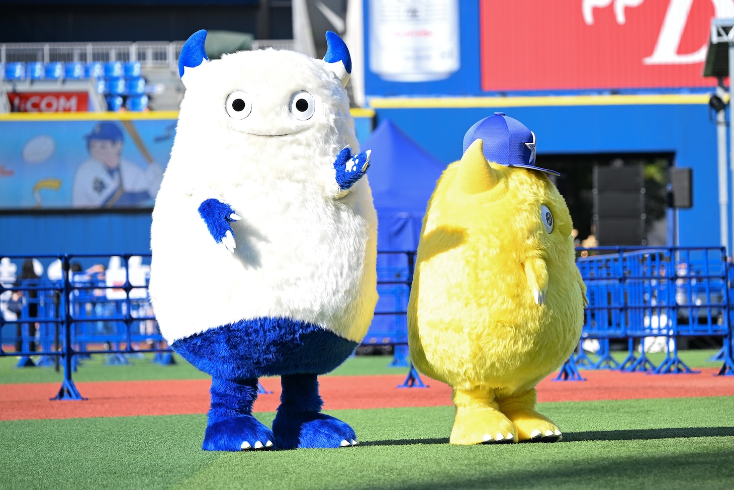 山口陽世の投球を見守ったマスコットのバートとチャピー。