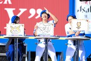 「開業！アトリエハマスタ'25秋」のお題「DB.スターマン」を描いた山口陽世、度会隆輝選手、松尾汐音選手（左から）。
