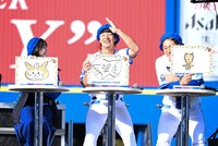 「開業！アトリエハマスタ'25秋」のお題「DB.スターマン」を描いた山口陽世、度会隆輝選手、松尾汐音選手（左から）。