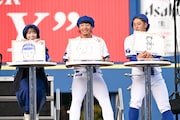 「開業！アトリエハマスタ'25秋」のお題「牧秀悟選手」を描いた山口陽世、度会隆輝選手、松尾汐音選手（左から）。