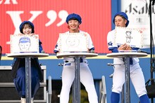 「開業！アトリエハマスタ'25秋」のお題「牧秀悟選手」を描いた山口陽世、度会隆輝選手、松尾汐音選手（左から）。