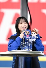 「仲間を増やせ！ベイスターズの来年の楽しみ方を考える会」でグッズを紹介する山口陽世。