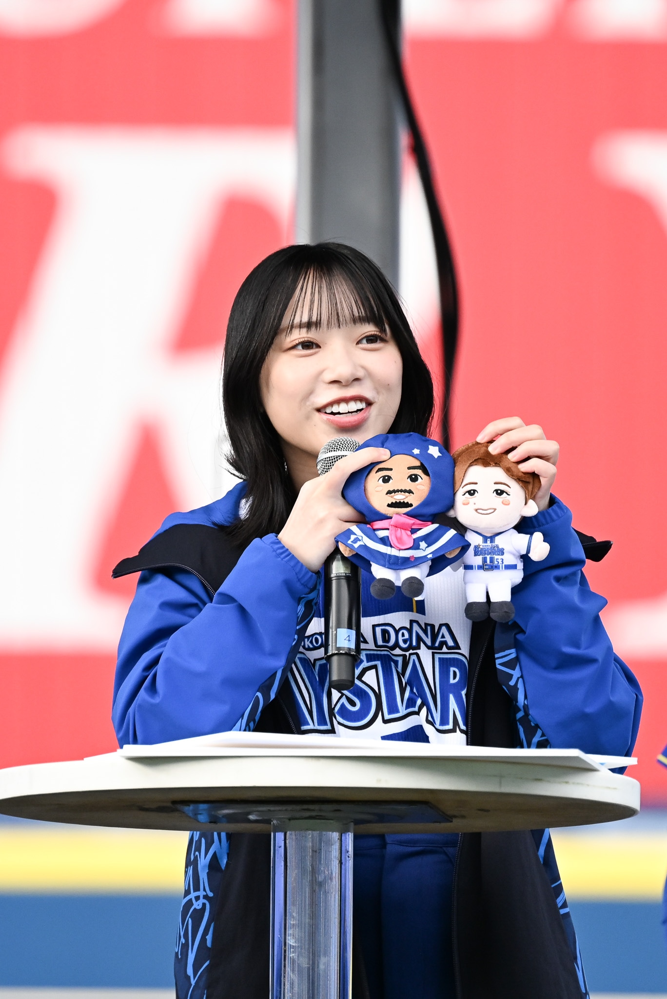 「仲間を増やせ！ベイスターズの来年の楽しみ方を考える会」でグッズを紹介する山口陽世。