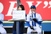 「私の2026年注目選手」をプレゼンする山口陽世（左）と、名前を挙げられた石田裕太郎選手（右）。