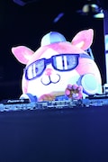 華麗にミキサーを操る“DJスターマン”。