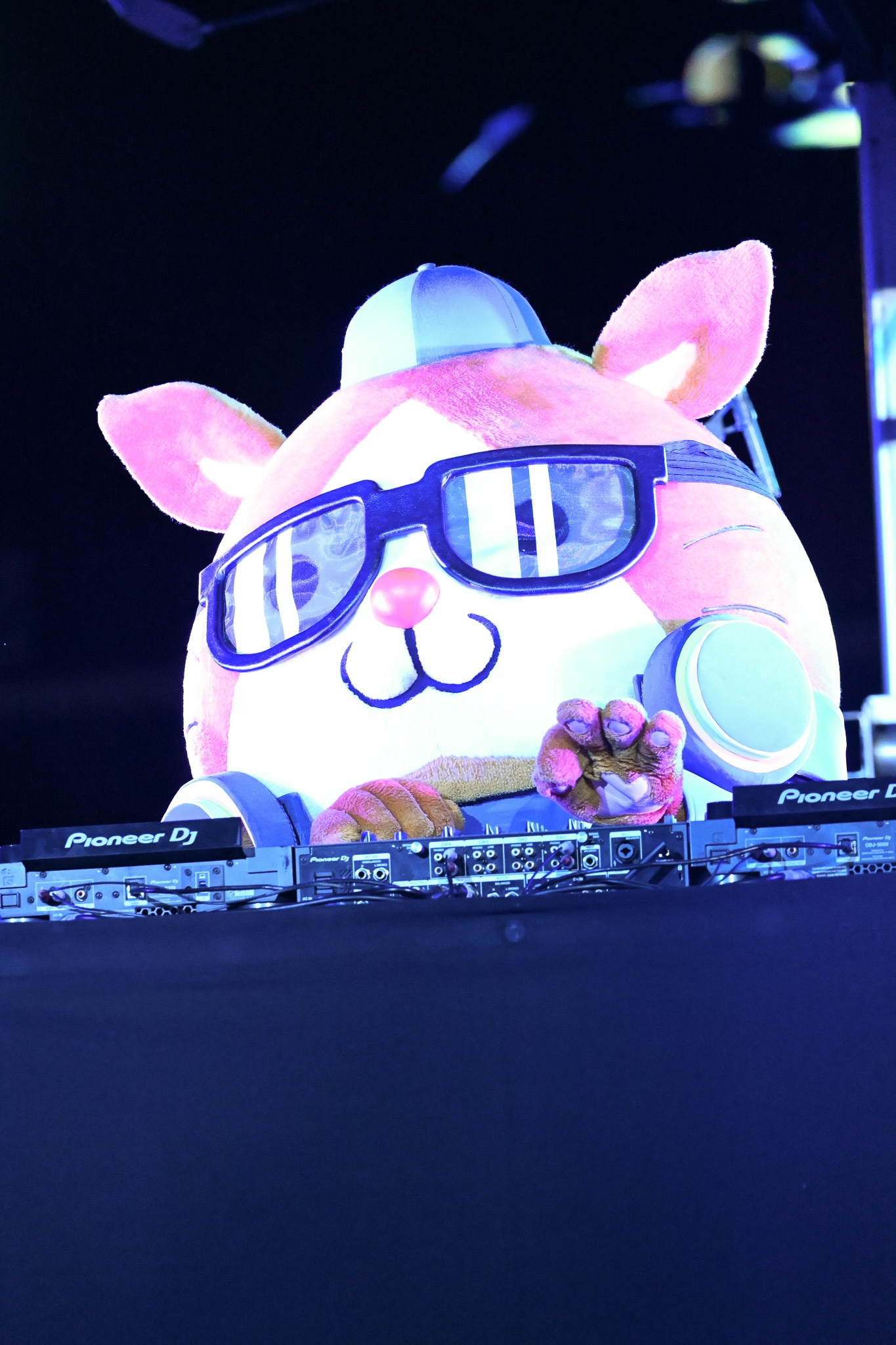 華麗にミキサーを操る“DJスターマン”。