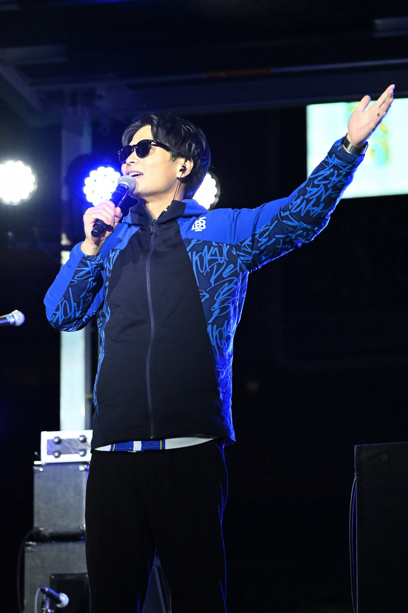 「BAY BLUE SHOW TIME」に登場したスタジアムMCの山田みきとし。