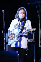 FIELD OF VIEWサポートギタリストの葉山たけし。