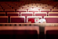 客席で酒を飲み交わすほろ酔いのともだち（左）とともだち（右）。（Photo by Masami Kikuchi）