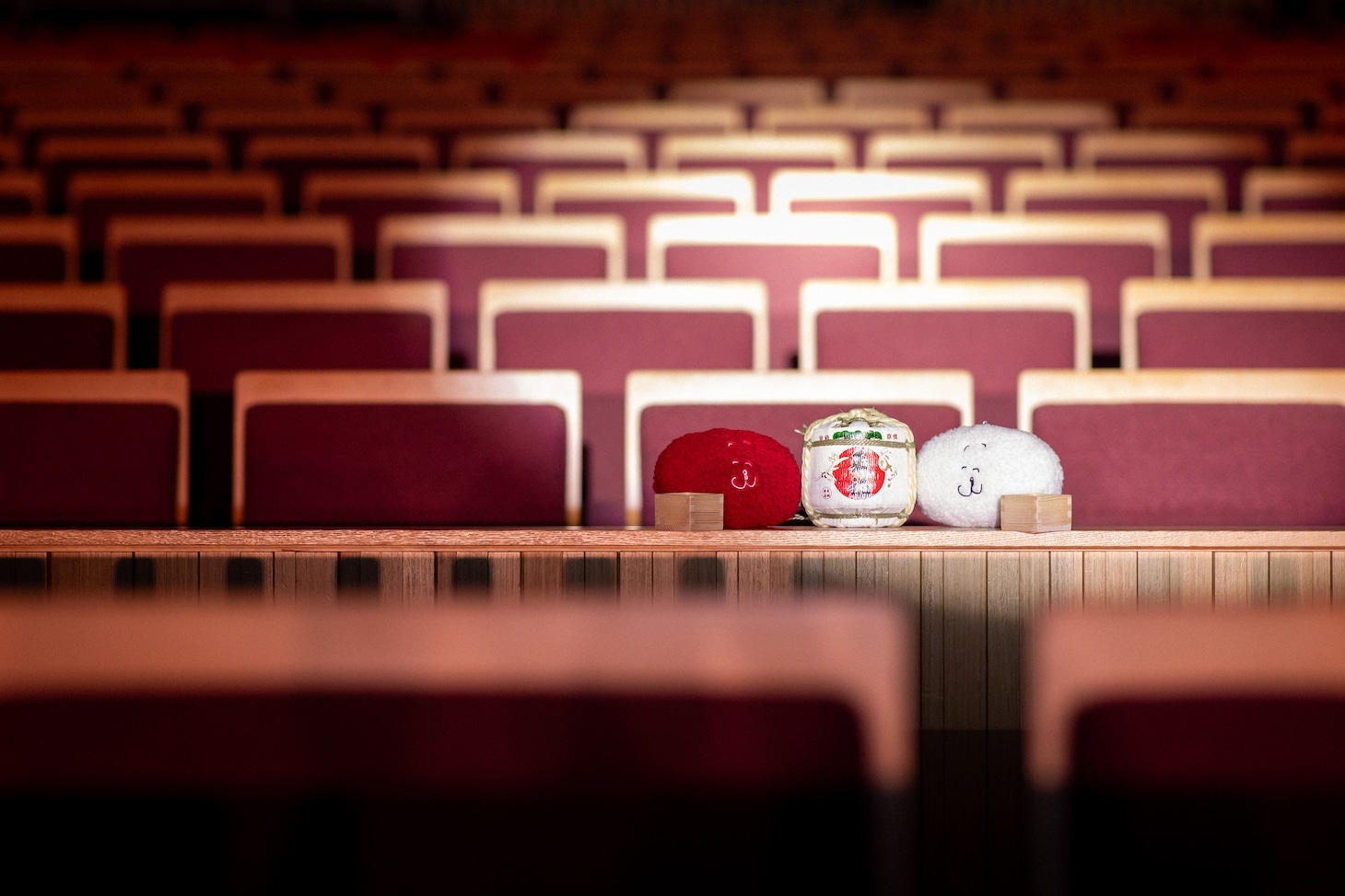 客席で酒を飲み交わすほろ酔いのともだち（左）とともだち（右）。（Photo by Masami Kikuchi）