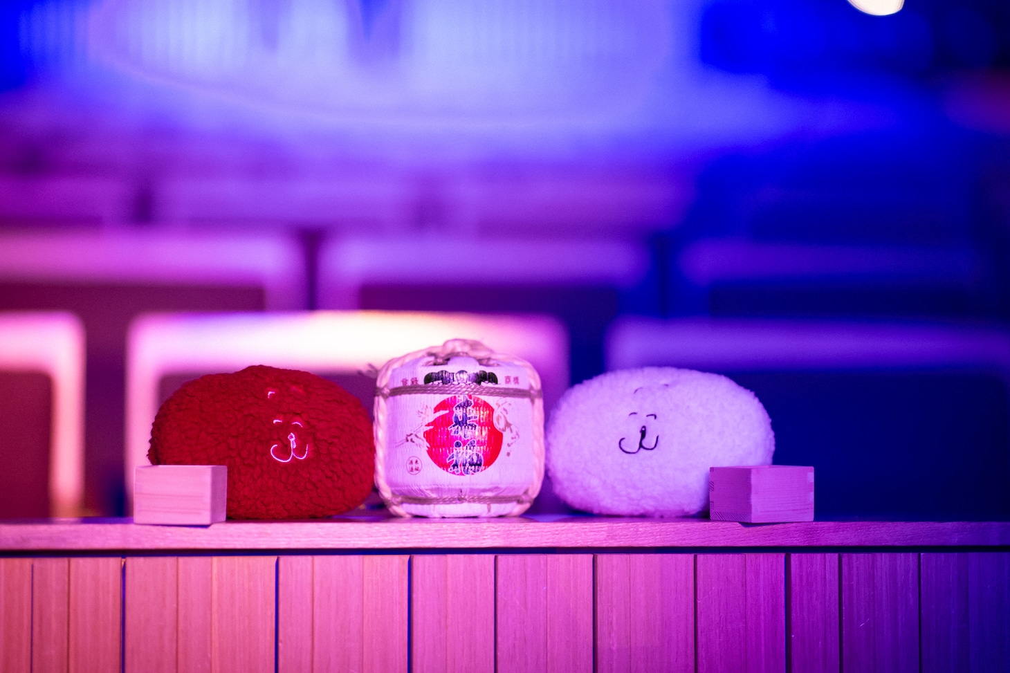 客席で寄り添うほろ酔いのともだち（左）とともだち（右）。（Photo by Masami Kikuchi）