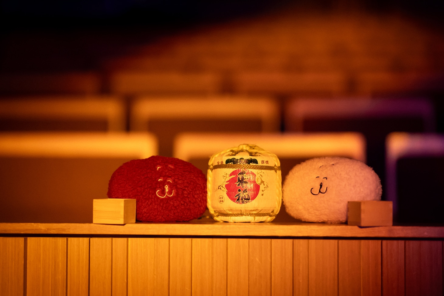 客席で寄り添うほろ酔いのともだち（左）とともだち（右）。（Photo by Masami Kikuchi）