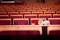 客席で酒を飲み交わすほろ酔いのともだち（左）とともだち（右）。（Photo by Masami Kikuchi）