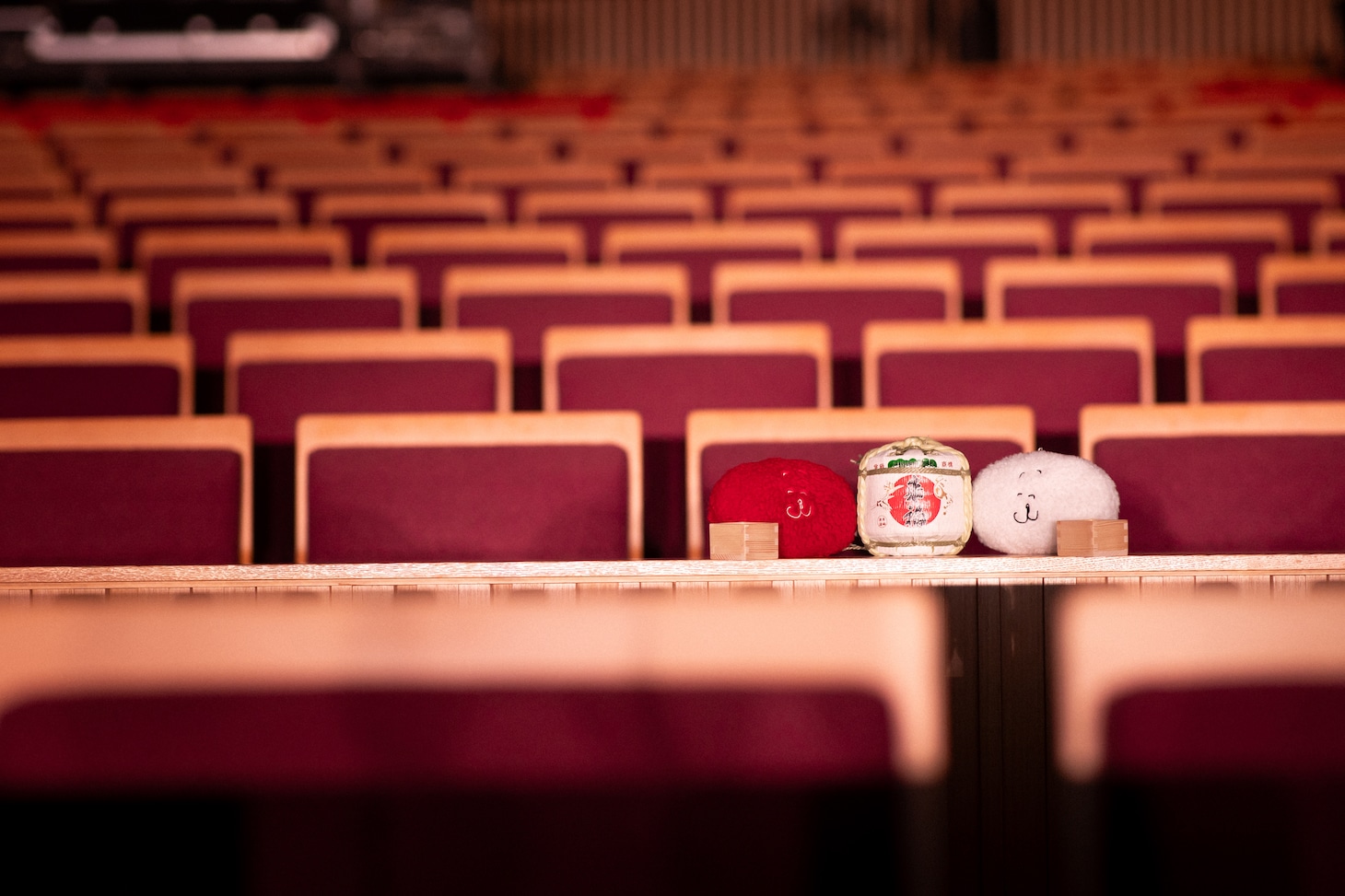 客席で酒を飲み交わすほろ酔いのともだち（左）とともだち（右）。（Photo by Masami Kikuchi）