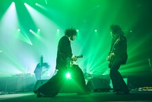 左から小林祐介（Vo, G）、ケンゴマツモト（G）。（Photo by Yosuke Torii）