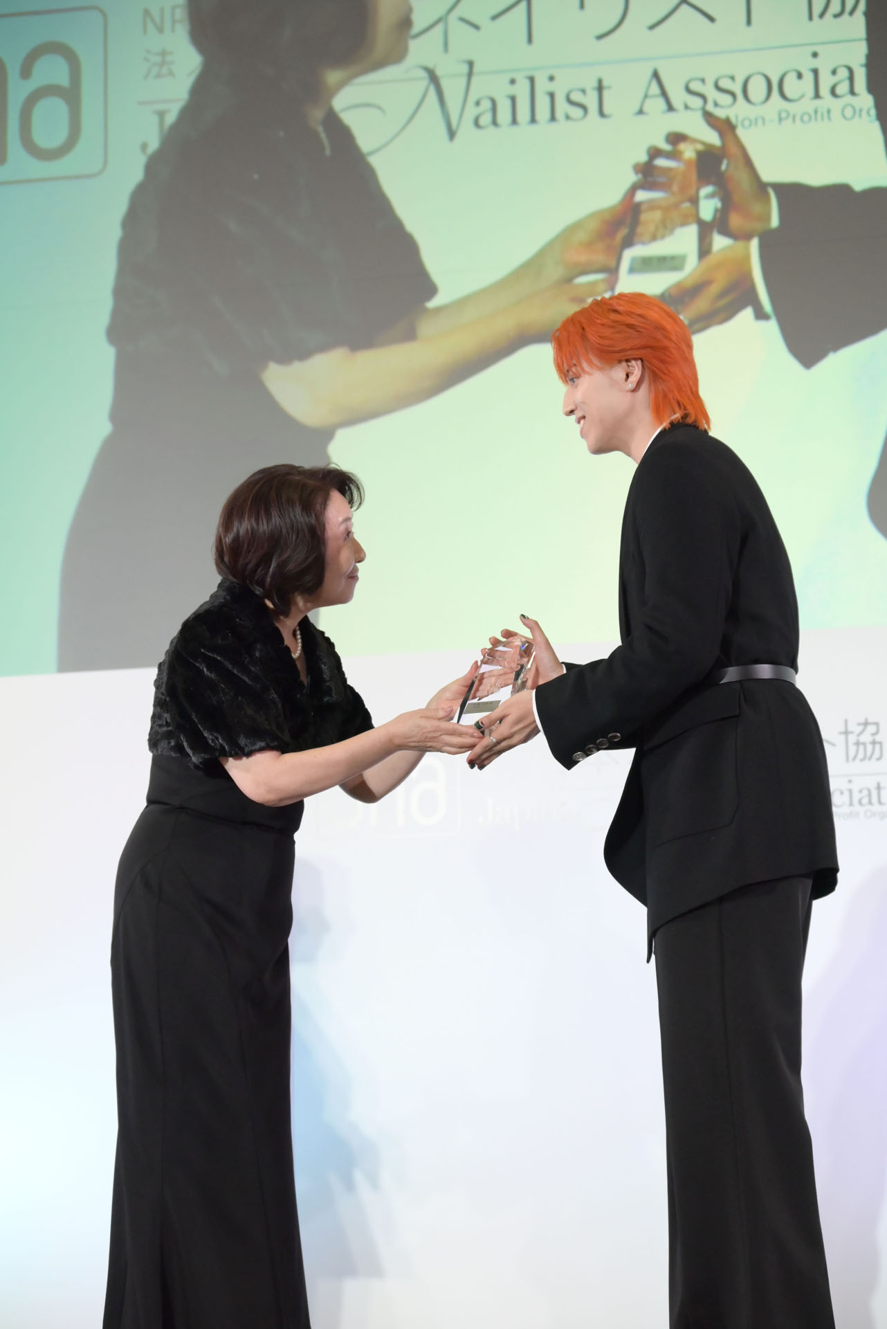 トロフィーを受け取る松尾太陽（超特急）。