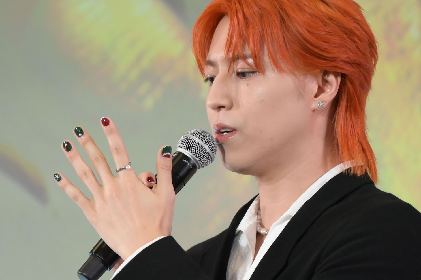 左手の小指に「8」の字を刻んで授賞式に臨んだ松尾太陽（超特急）。