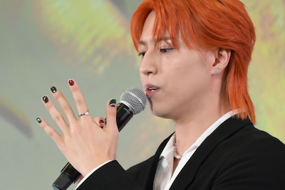 左手の小指に「8」の字を刻んで授賞式に臨んだ松尾太陽（超特急）。