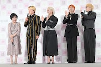 囲み取材の様子。「俺のときだけシーンとしてた」と漏らすリリー（左から2番目 / 見取り図）に「いやいや」とツッコむ登壇者たち。