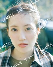 松田里奈（櫻坂46）1st写真集「まつりの時間」セブンネット特典のポストカードサンプル画像。（撮影：北浦敦子）