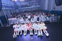 フロアをバックに記念撮影するSugar♡Holic。（撮影：等々力菜里）