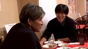 中華を食べる木村拓哉（左）と目黒蓮（右）。©TBS