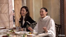 東京ディズニーリゾートを楽しむ上戸彩と蒼井優。