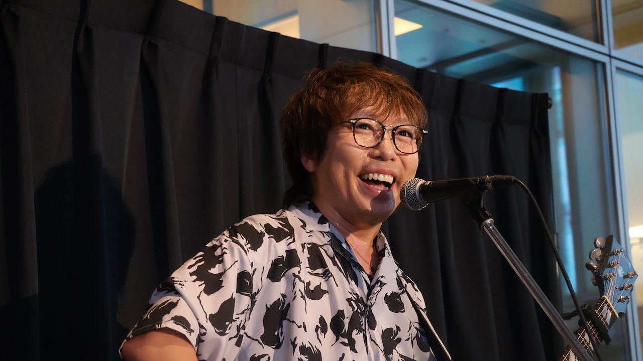 北海道・札幌 狸小路商店街で公開収録と弾き語りライブを行なった高橋優。