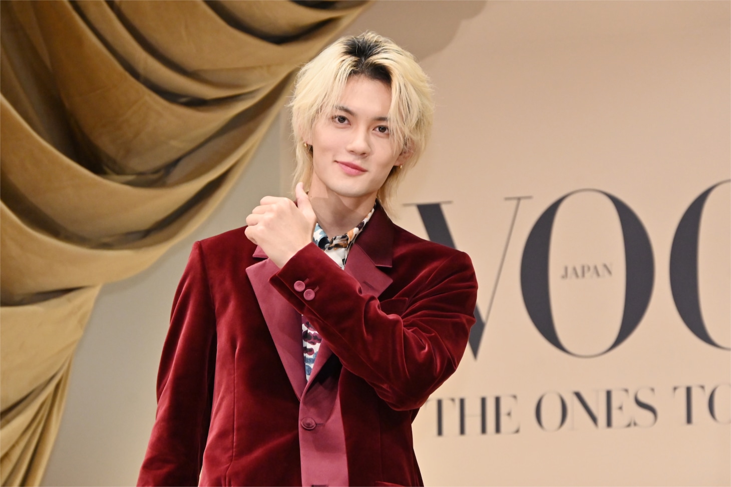 何度も「イイじゃん」ポーズする佐野勇斗（M!LK）。「THE ONES TO WATCH 2025」授賞式より。