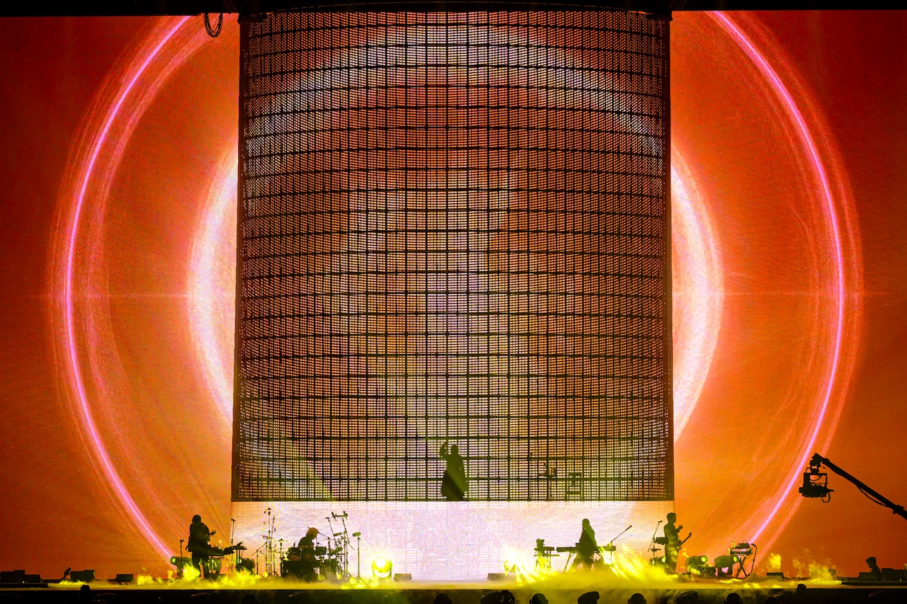 Ado DOME TOUR 2025『よだか』」東京・東京ドーム公演の様子。（撮影