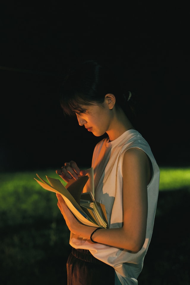 「LOST LETTER」より、手紙を火に焚べる久保史緒里。（撮影：田中瞳）