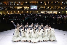 1500人以上の観客をバックに記念撮影するRain Tree。©OVERSE/KING RECORDS