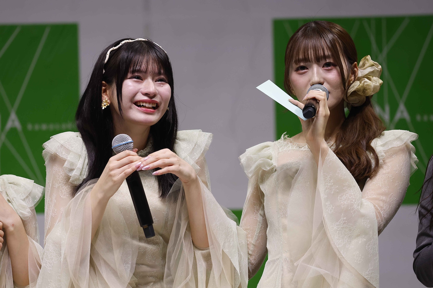 左から永瀬真梨、新野楓果。©OVERSE/KING RECORDS