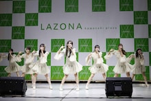 「好きだよとどっちが先に言うのか？」をパフォーマンスするRain Tree。©OVERSE/KING RECORDS