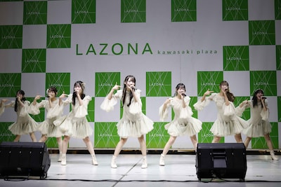 「好きだよとどっちが先に言うのか？」をパフォーマンスするRain Tree。©OVERSE/KING RECORDS