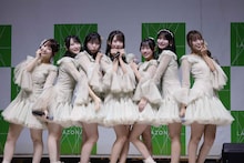 「好きだよとどっちが先に言うのか？」をパフォーマンスするRain Tree。©OVERSE/KING RECORDS