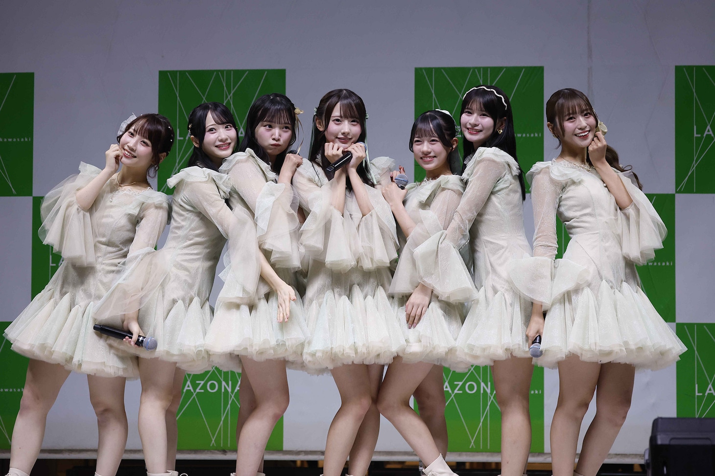 「好きだよとどっちが先に言うのか？」をパフォーマンスするRain Tree。©OVERSE/KING RECORDS