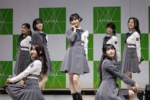 「定点観測」をパフォーマンスするRain Tree。©OVERSE/KING RECORDS