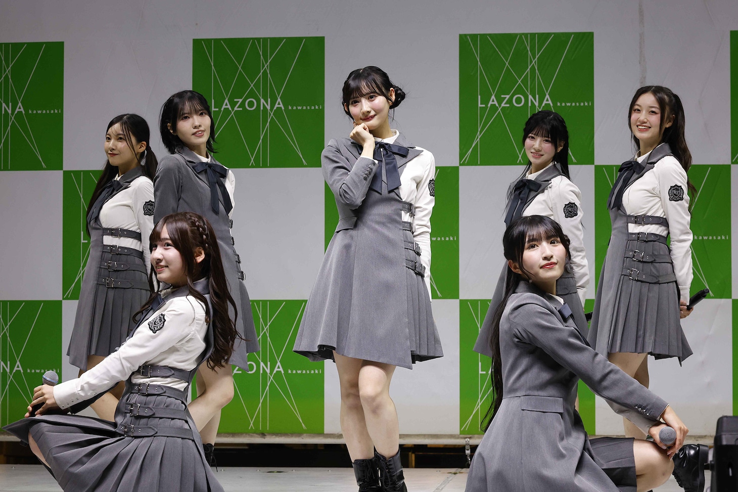 「定点観測」をパフォーマンスするRain Tree。©OVERSE/KING RECORDS