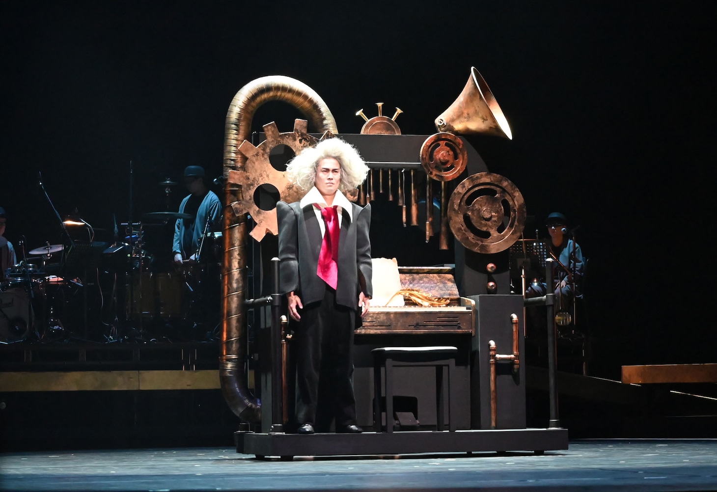 作曲家ベン役のKAZUKI。