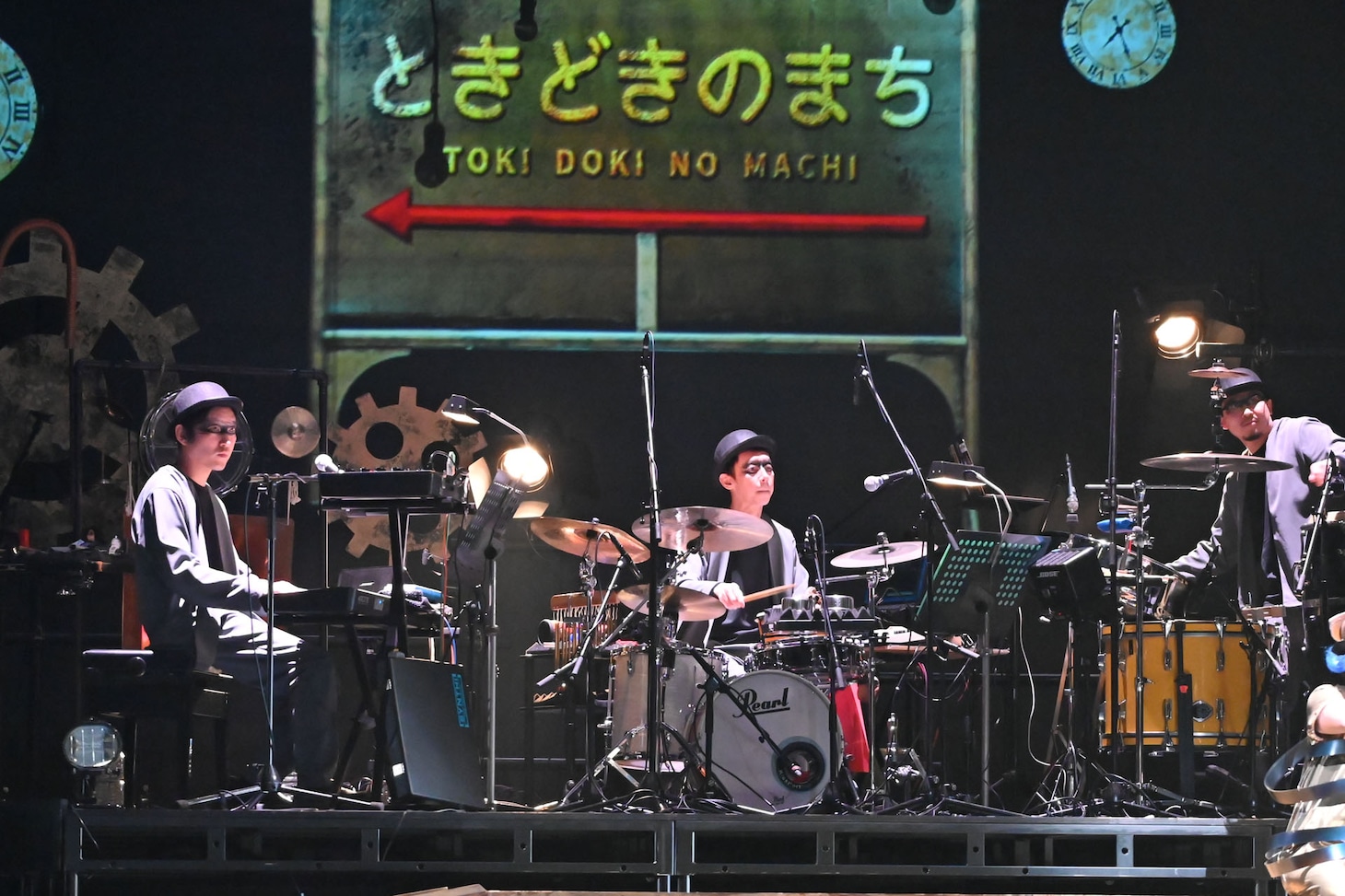 楽隊。左から蓮沼執太、イトケン、宮坂遼太郎。