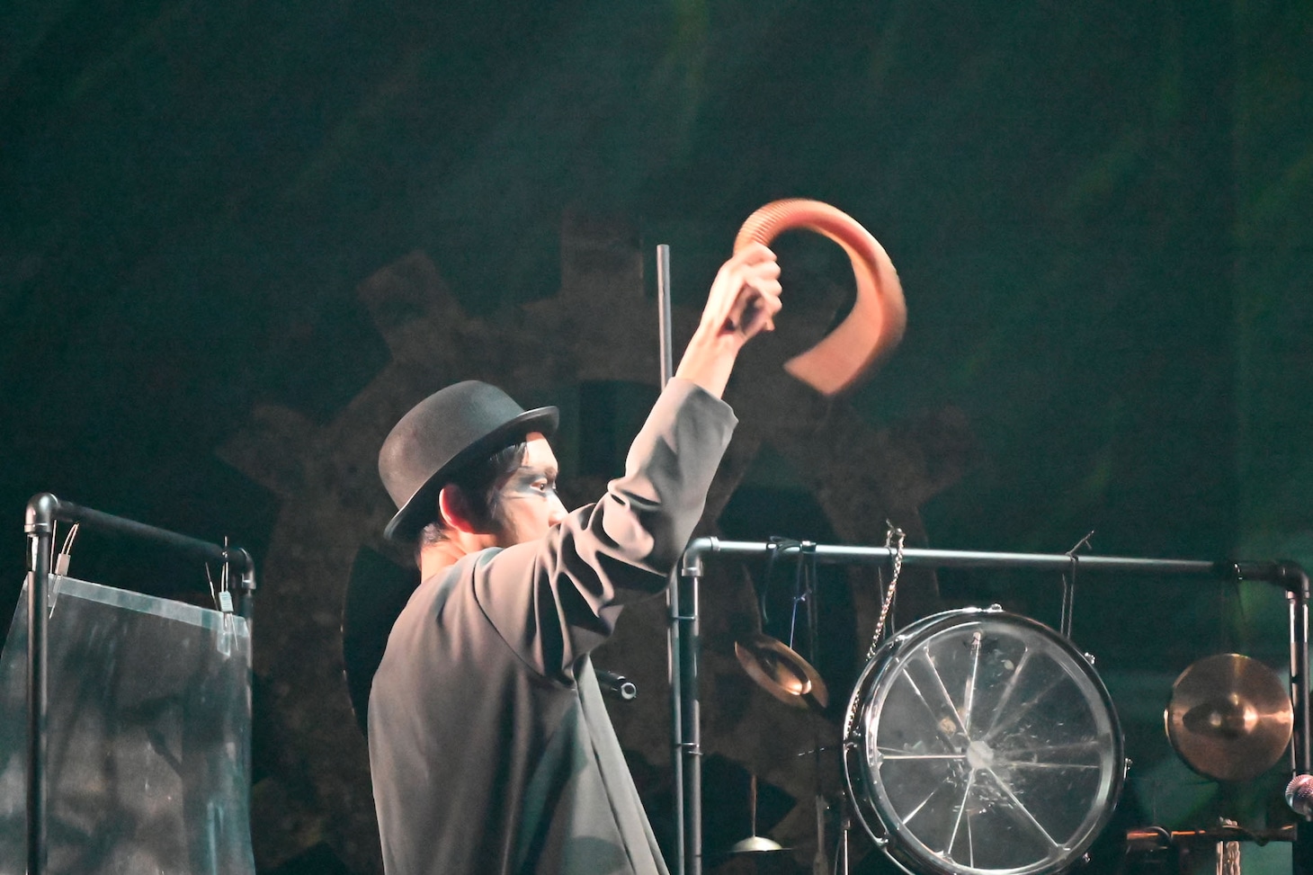 ホース型の楽器を振り回して風の音を作る蓮沼執太。