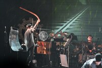 ホース型の楽器を振り回して風の音を作る蓮沼執太。