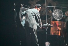 鉄板を揺らして雷のような音を出す蓮沼執太。