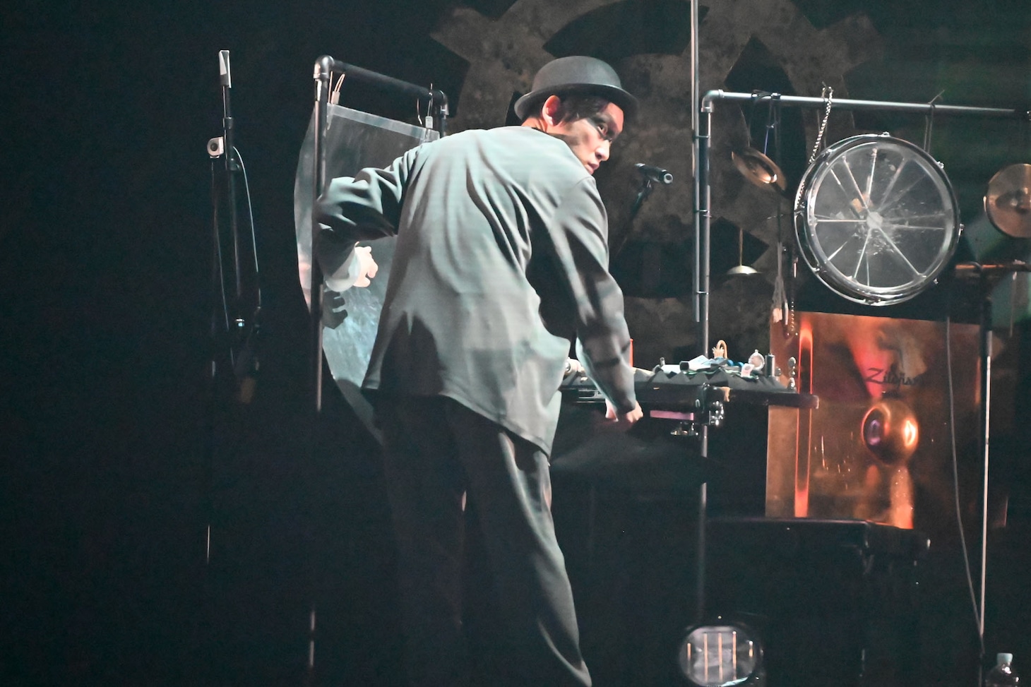 鉄板を揺らして雷のような音を出す蓮沼執太。